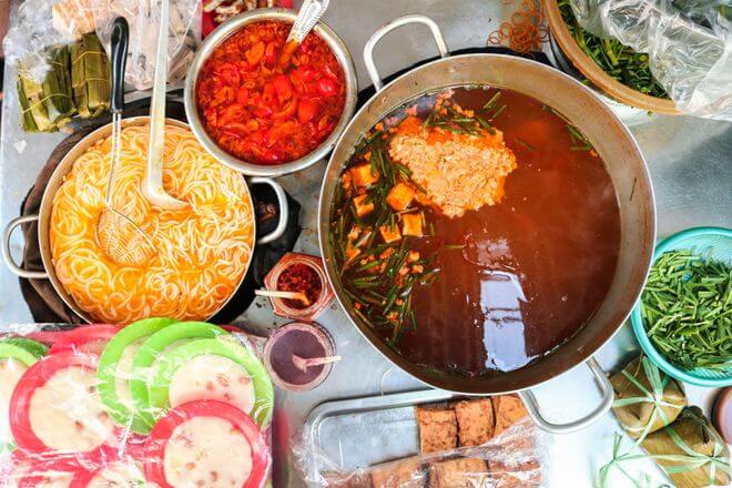 Quán ‘núp hẻm’ Sài Gòn bán đúng 3 tiếng, khách ‘muốn gì được nấy’
