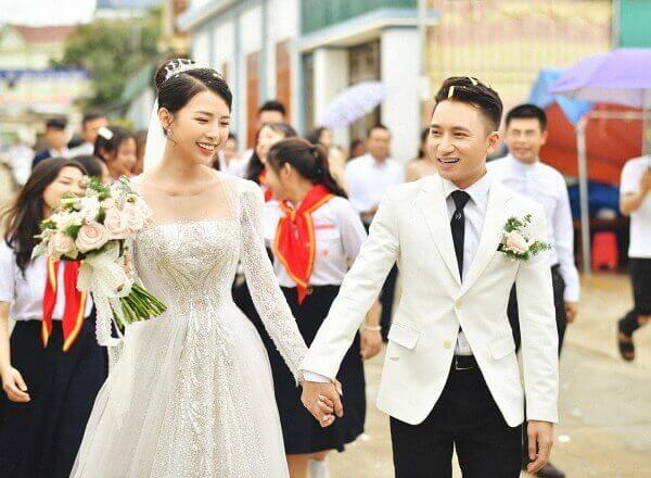 Phan Mạnh Quỳnh và vợ hot girl