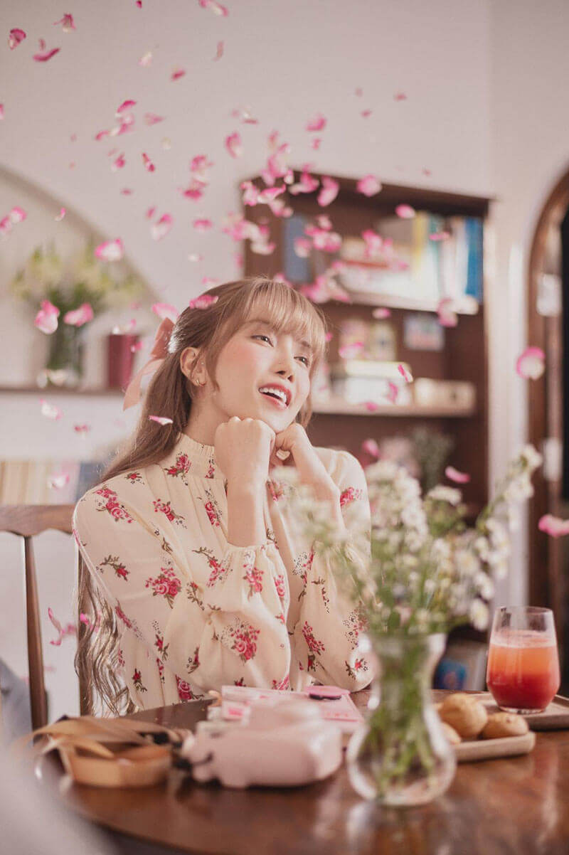 Thiều Bảo Trâm ngọt ngào trong MV Love Rosie mới phát hành
