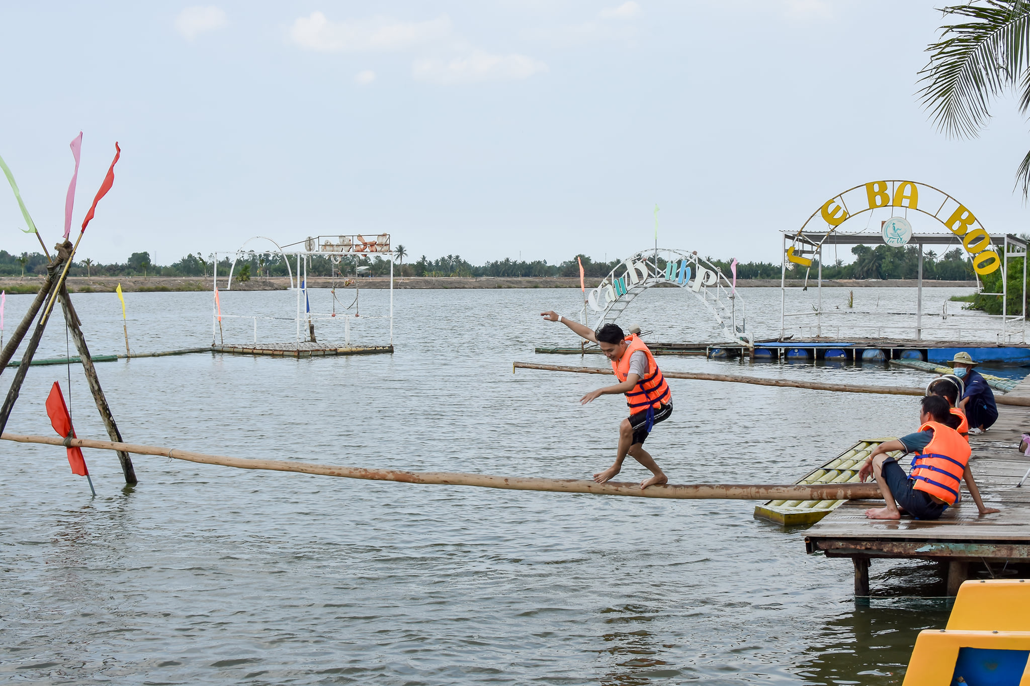 Trò chơi sông nước tại khu du lịch Làng Tre Việt